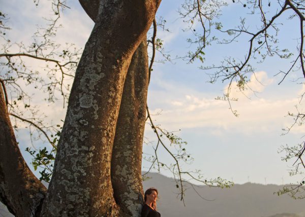 Retrato de maternidad frente al árbol de Guanacaste