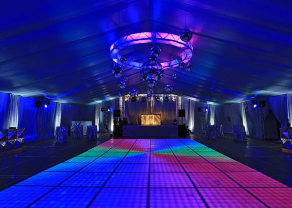 Pista de baile de LED en fiesta tematica de disco plateada