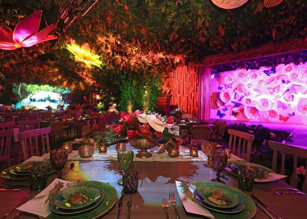 Table setting and décor on rainforest theme party