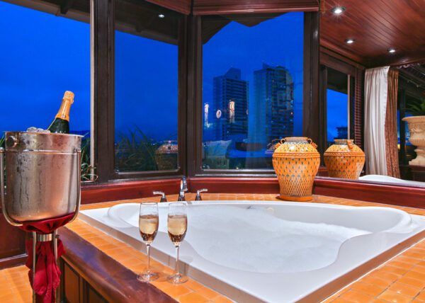 Jacuzzi with champagne, Vista de Oro Suite - Grano de Oro Hotel | Cayuga Collection