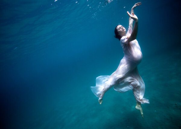 Bailarina bajo el agua