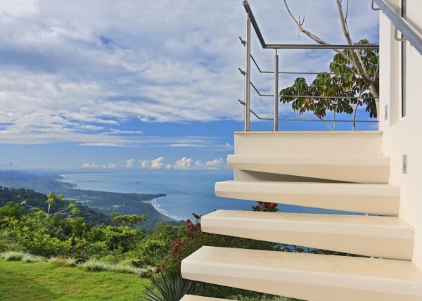 Escalera al cielo - Casa de Luz | Costa Verde Estates