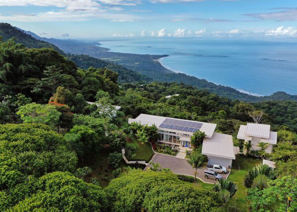 Vista aérea de la propiedad rodeada de bosque y mar - Casa de Luz | Costa Verde Estates