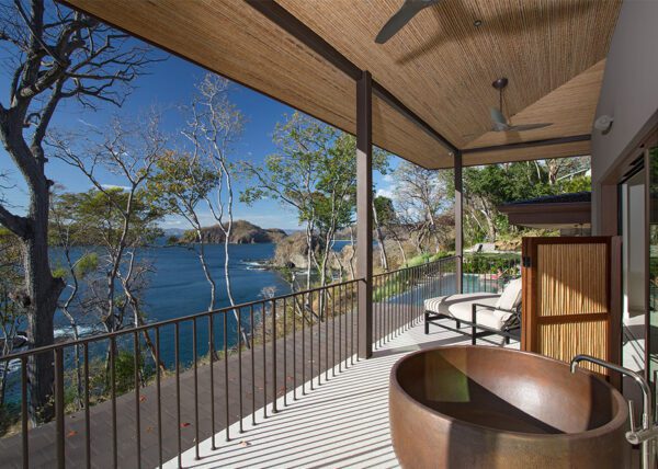 Copper bathtub in terrace - 8 Monos | Peninsula Papagayo