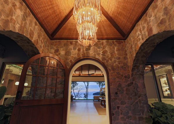 Amazing entrance with magic lamp - 8 Monos | Peninsula Papagayo