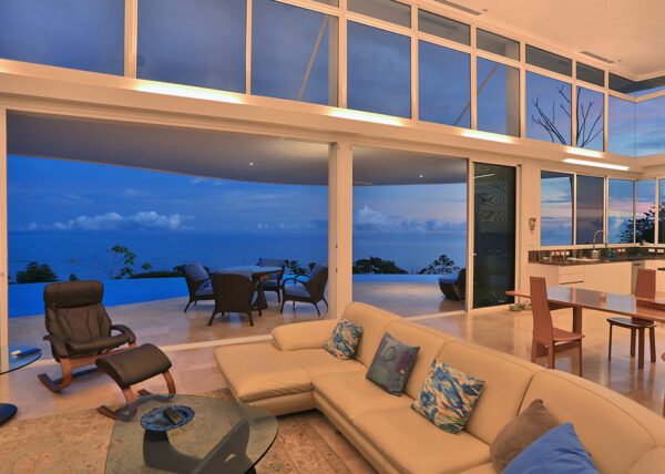 Interior en la hora azul - Casa de Luz | Costa Verde Estates