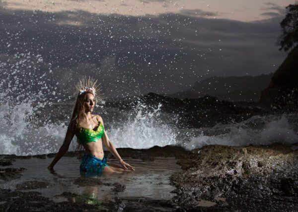 Los mitos de las sirenas son una representación de nuestra pasión y/o ansiedad hacia el océano. El misterio del abismo, su fuerza poderosa, su canto seductor pero peligroso (algunos cuentos de sirenas tienen una trama misógina de feminidad peligrosa… ) - Claire, La Sirene