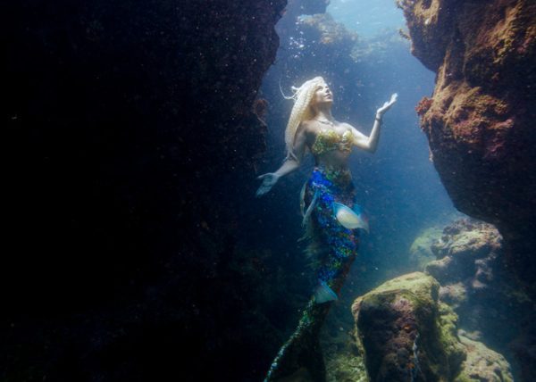 Nuestras ansiedades hacia los seres acuáticos se ven magnificadas por nuestra atracción hacia ellos. Sirenas encarnan esta naturaleza paradójica del agua que combina peligro y deseo. - Hannah Mermaid